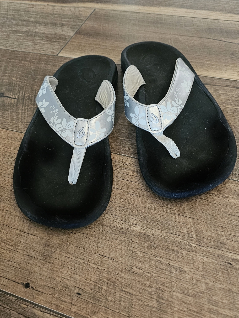 OluKai Women's Floral Strap Flip Flops - Black Soles, Silver Gray/White Straps - Picture 3 of 3
